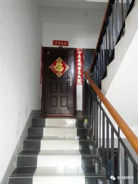 門口對樓梯